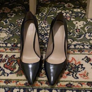 Black pumps